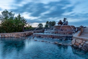 Night shot of the gefion fountain with several steps.