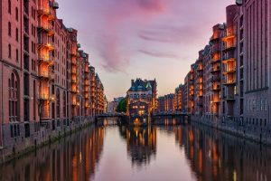 Night photography of the water castle in the Hamburg Speicherstadt.