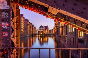 Night photography of the water castle in the Hamburg Speicherstadt.