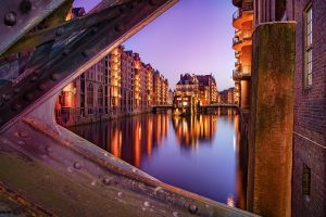 Night photography of the water castle in the Hamburg Speicherstadt.