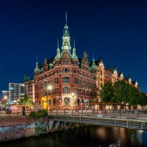 Night shot of a historic brick house in the Hamburg Speicherstadt.