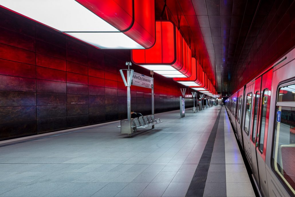 Night photography of a subway station with red lights.
