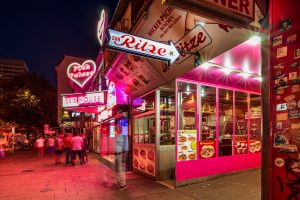 Night shot of a red neon sign on the Reeperbahn.