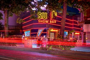 Night shot of a red neon sign on the Reeperbahn.