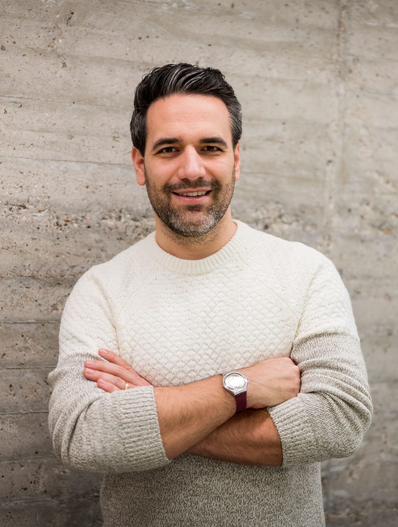 Portrait of the "Dude with camera" in front of a wall